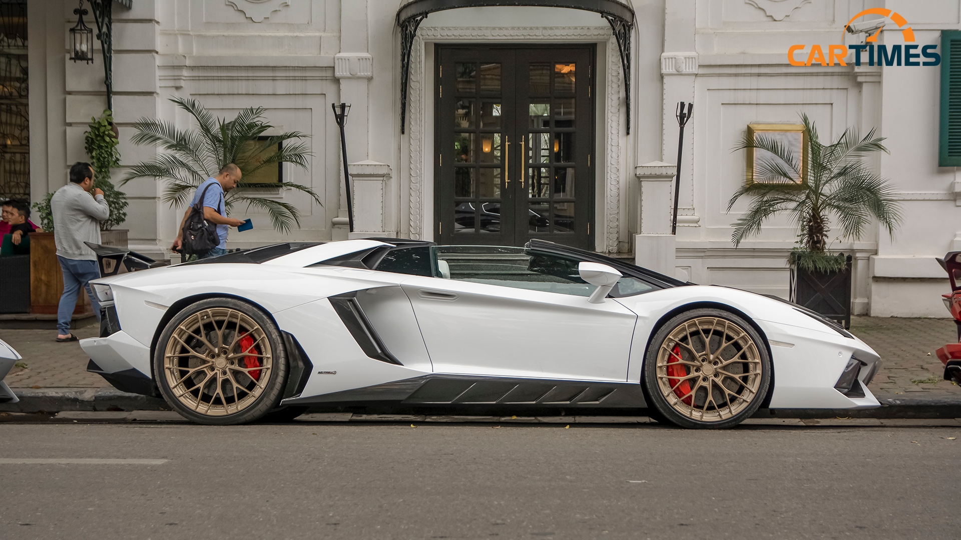Siêu xe Lamborghini Aventador đi kèm gói độ Novitec rất nhiều carbon