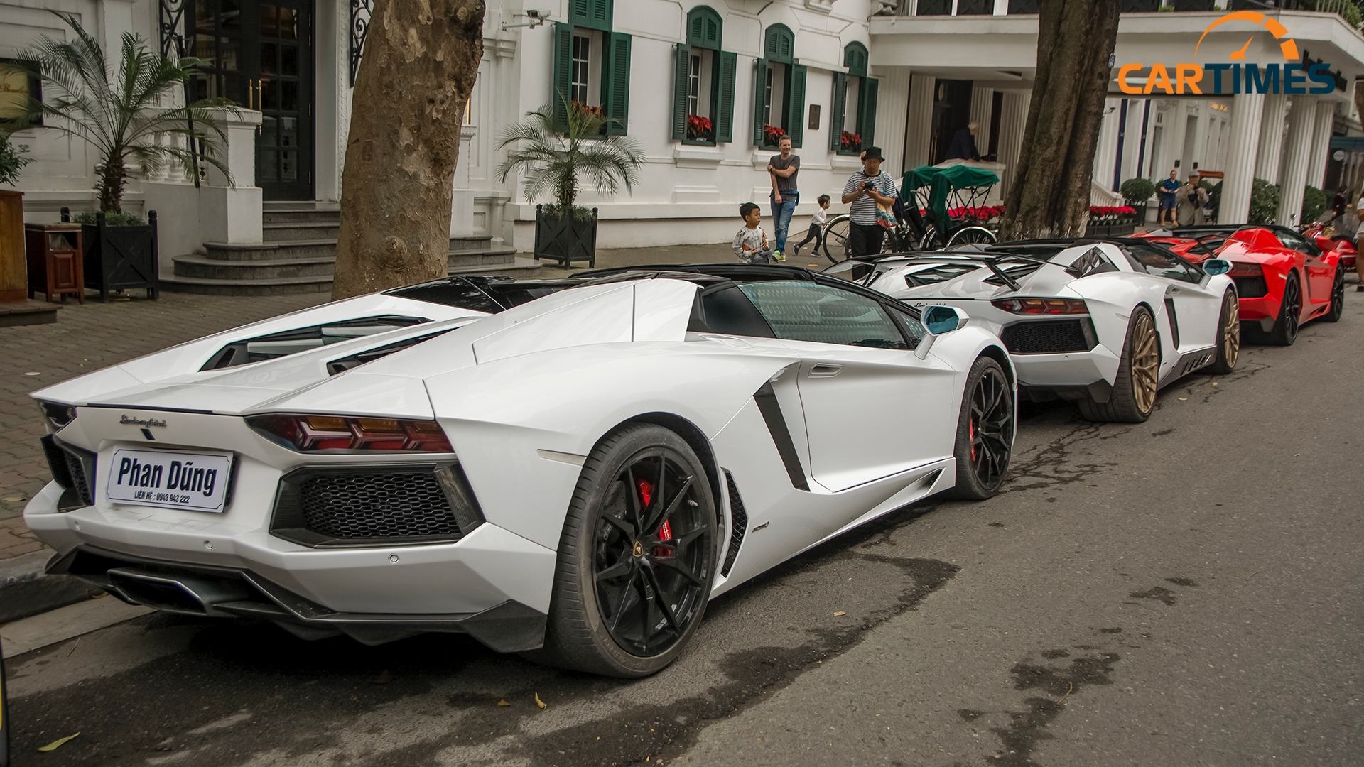 Chiếc Lamborghini Aventador màu trắng còn lại ở dạng nguyên bản