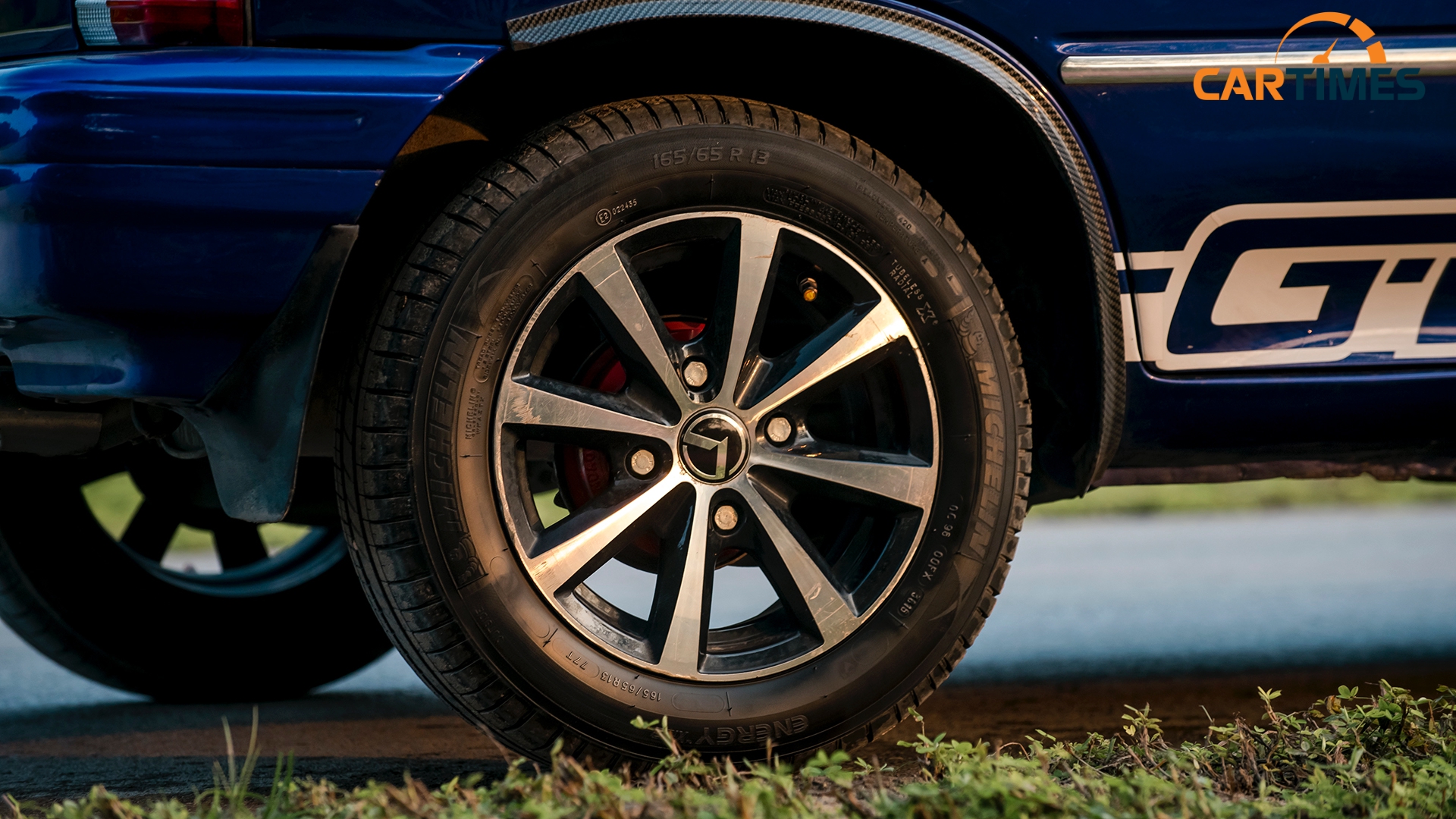 Xe được thay la zăng đa chấu 13 inch mới và lốp Michelin