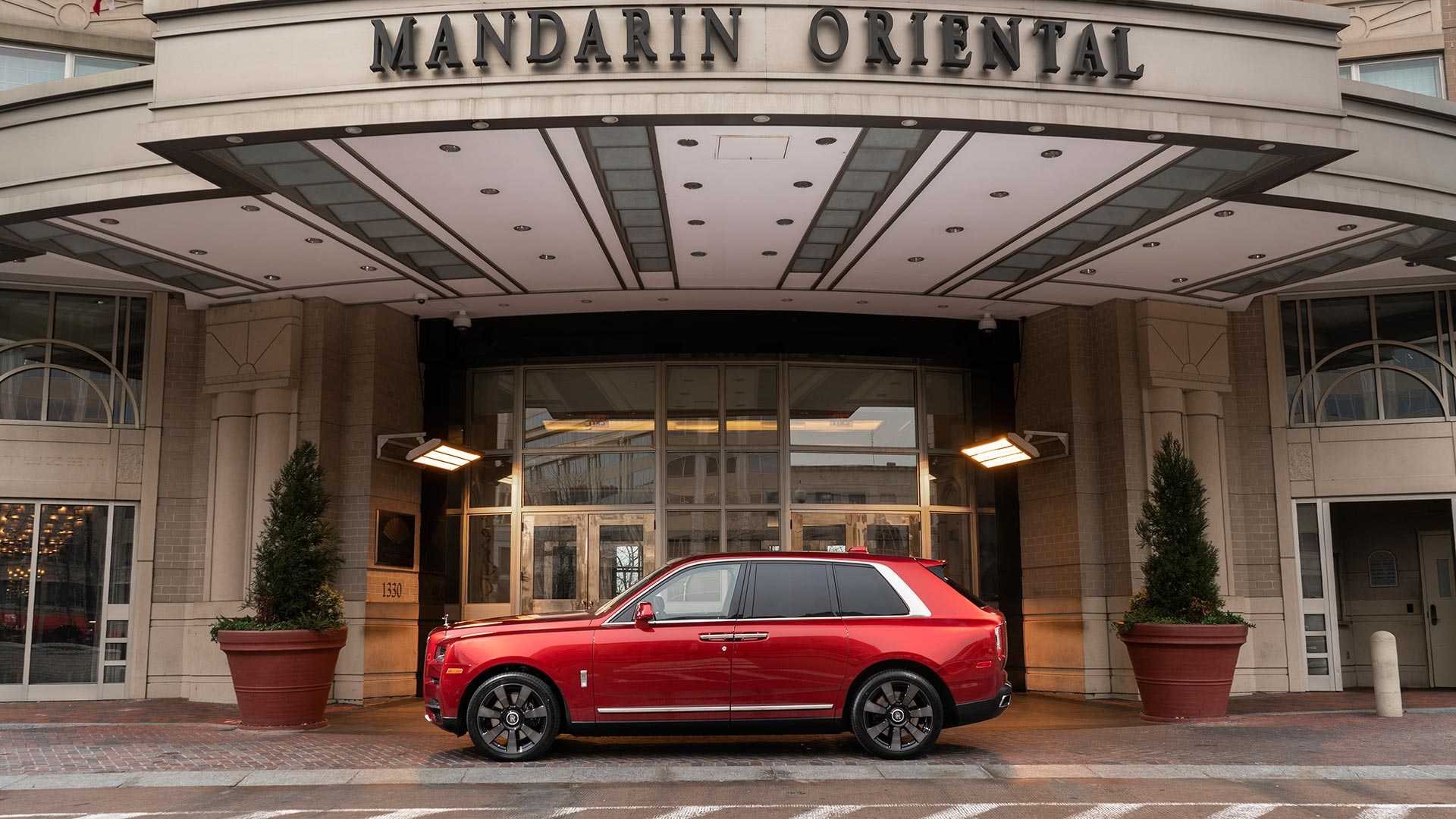 Rolls-Royce Cullinan trước cửa khách sạn Mandarin Oriental