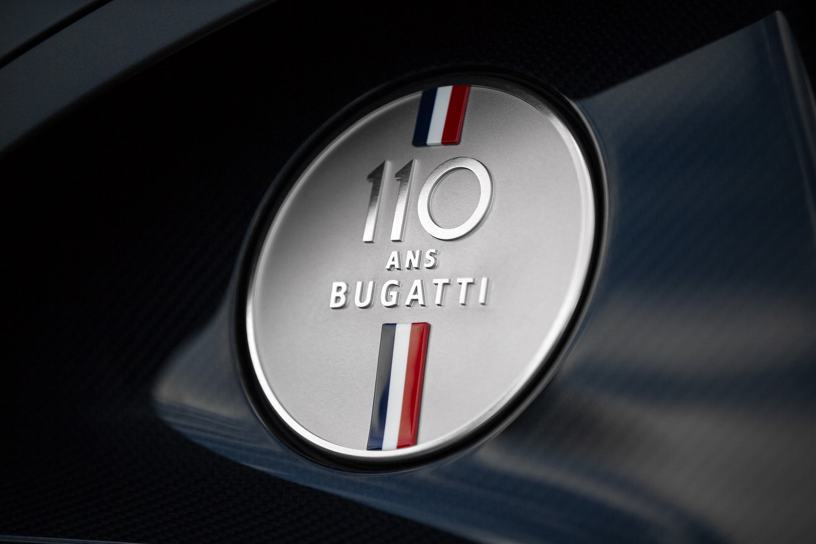 Thiết kế huy hiệu bên trong xe Bugatti Chiron Sport 110 Ans Edition