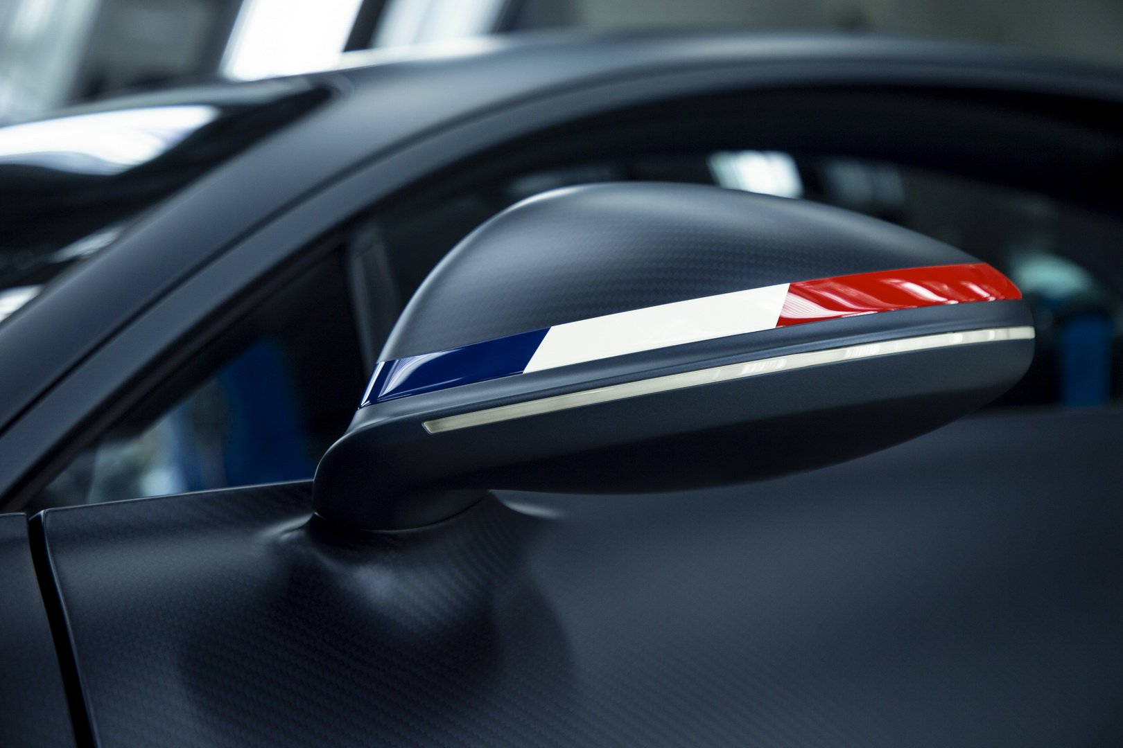 Thiết kế gương chiếu hậu xe Bugatti Chiron Sport 110 Ans Edition
