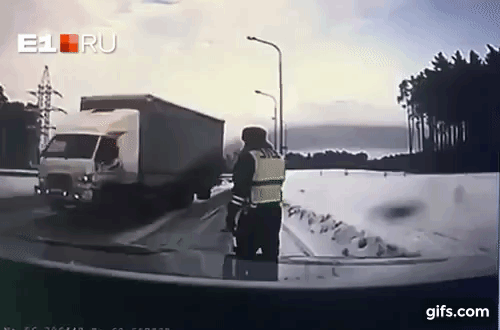 Cảnh sát thoát nạn như phim hành động sau cú trượt 'tử thần' của xe tải