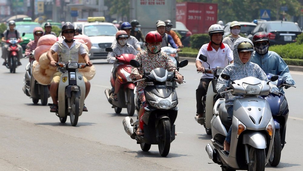 Thời tiết mùa hè nóng bức với cái nắng gay gắt cũng khiến việc đi xe máy ra đường trở nên đáng sợ hơn