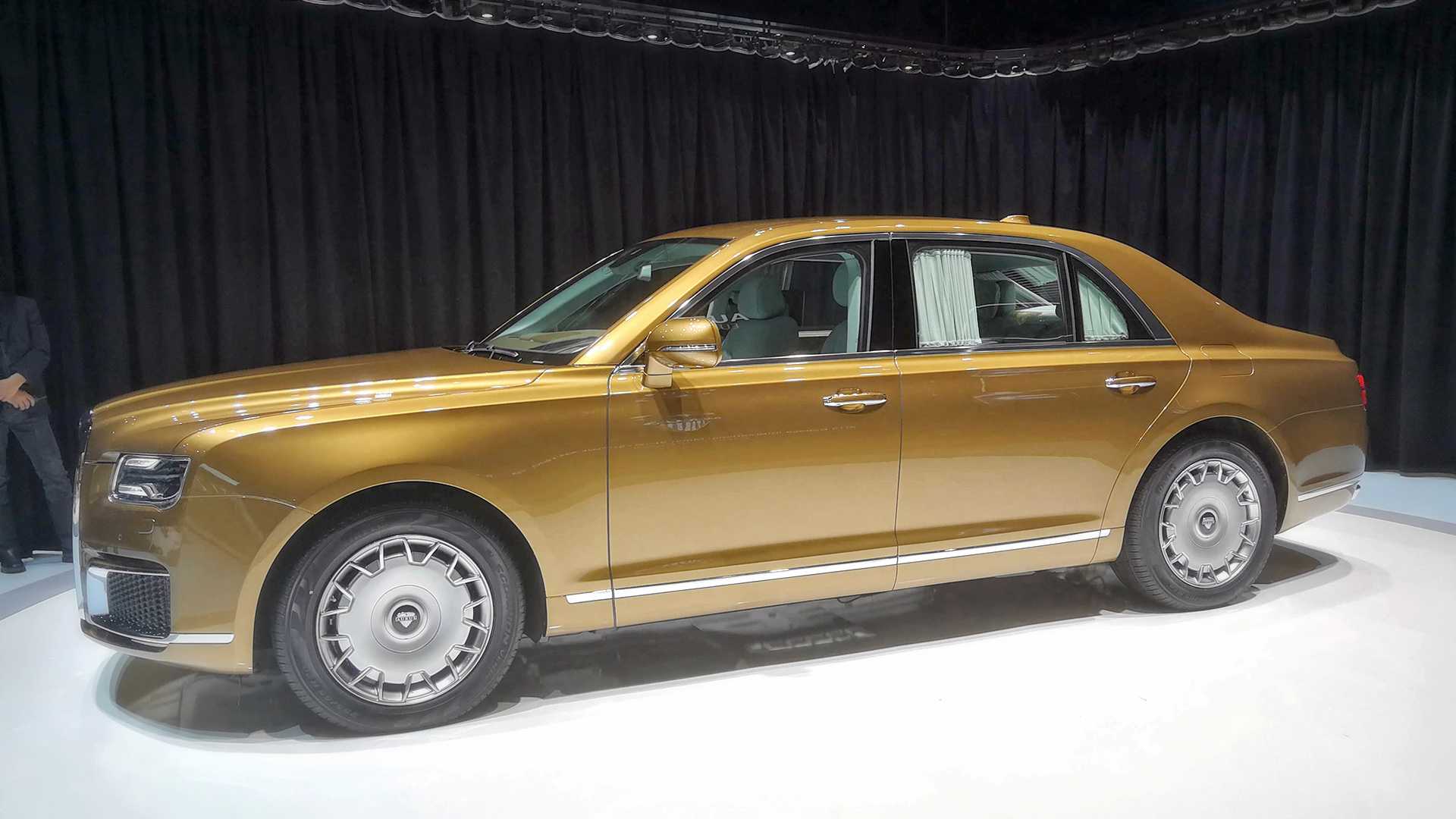Bên hông xe Aurus Senat phiên bản S600