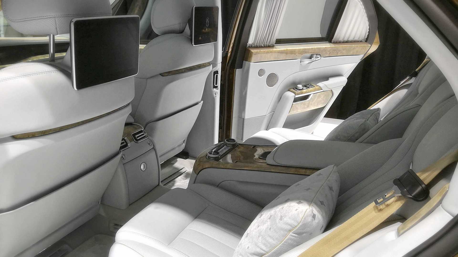 Nội thất hàng ghế sau của xe Aurus Senat phiên bản S600