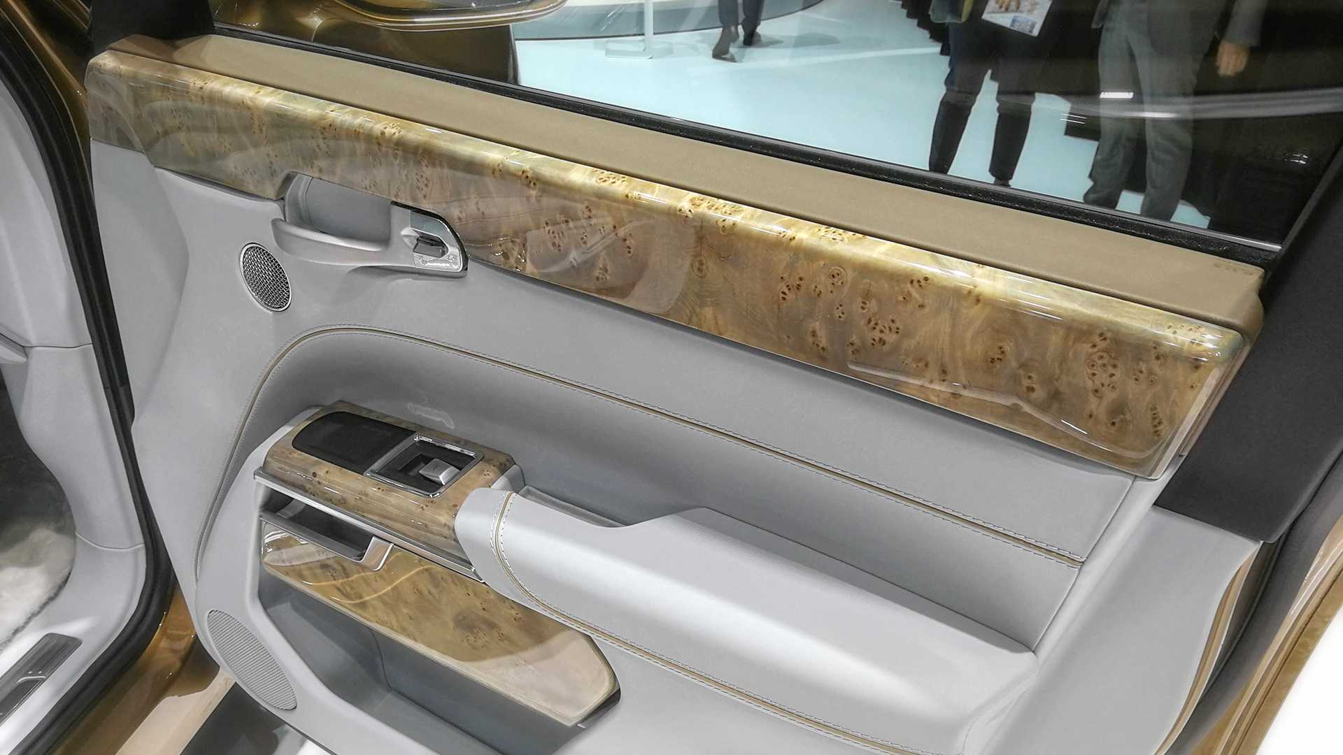 Cửa bọc gỗ trên xe Aurus Senat phiên bản S600