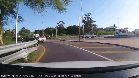 Bán tải vào cua chóng mặt hất bay hành khách xuống đường