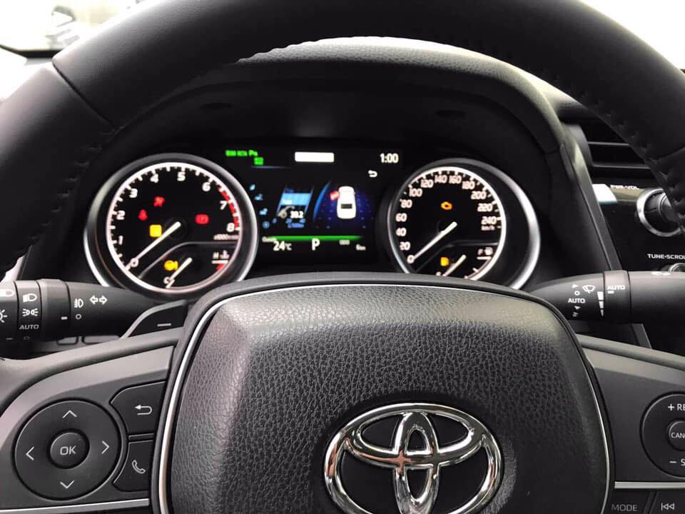 Thiết kế vô lăng và đồng hồ giống phiên bản Camry nhập Mỹ