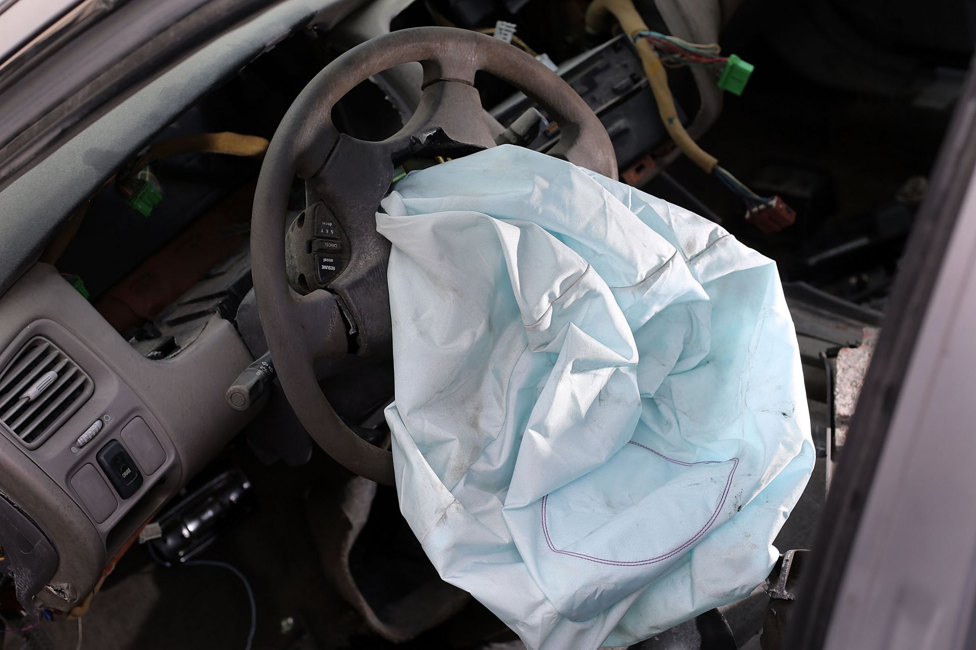 Túi khí Takata có thể phát nổ bắn ra các mảnh kim loại vào bên trong xe gây thương vong