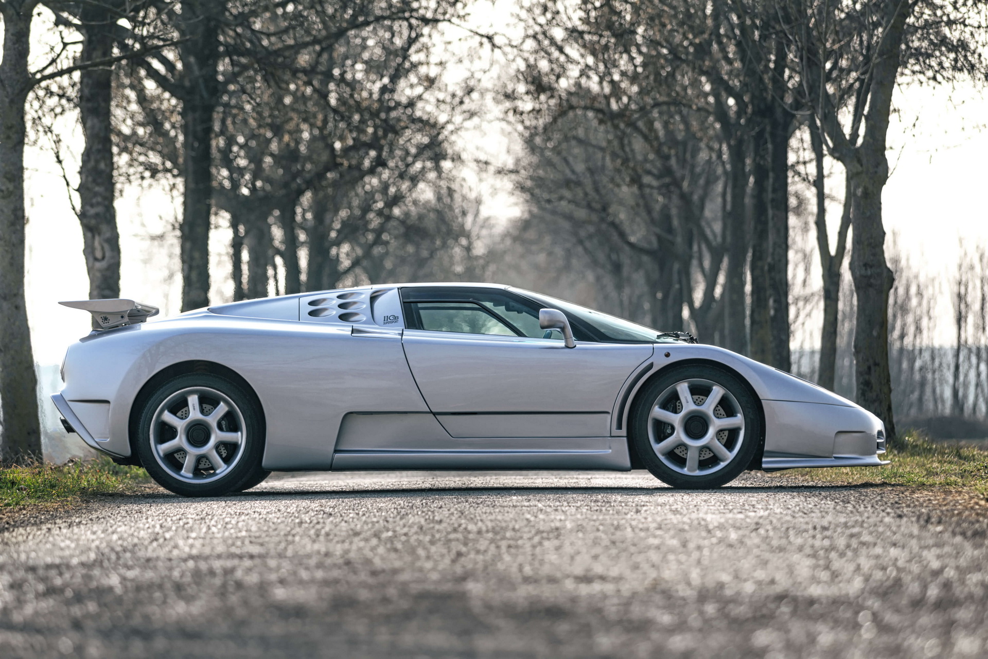 Thiết kế bên hông xe Bugatti EB110 Super Sport
