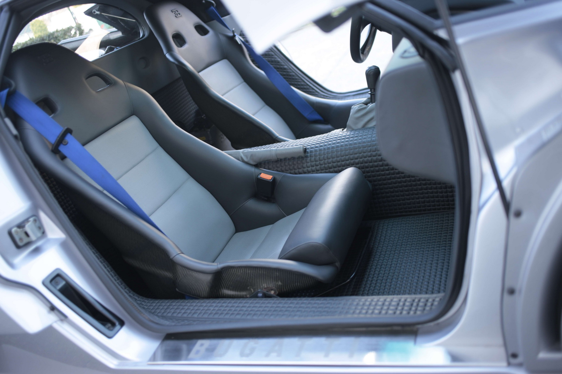 Thiết kế ghế thể thao trên xe Bugatti EB110 Super Sport