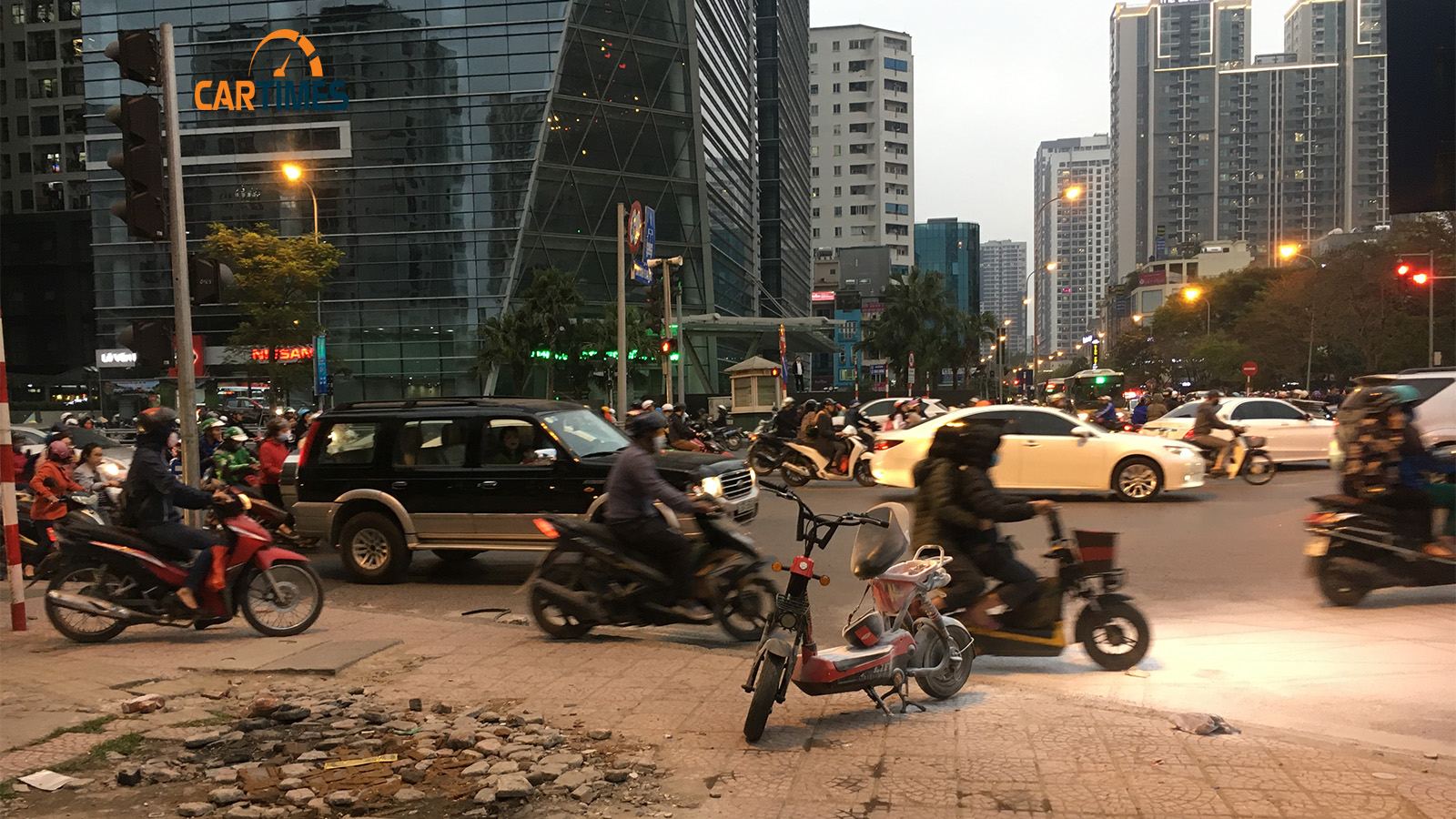Chiếc xe máy điện bất ngờ bốc cháy