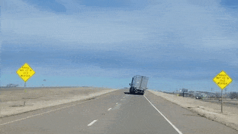 Cảnh kinh hoàng, gió thổi bay cả xe container và xe đầu kéo trên cao tốc