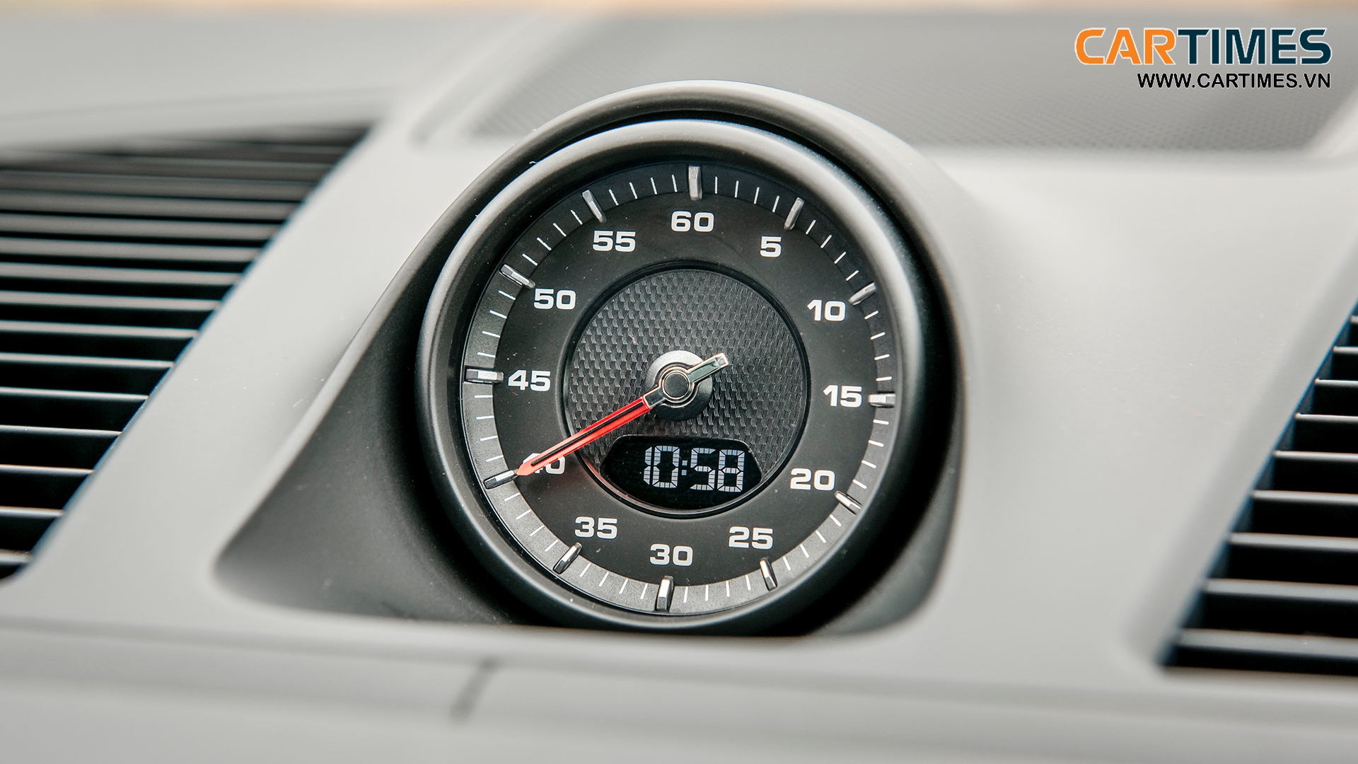 Đồng hồ hiển thị giờ và tính giây trên Porsche Cayenne