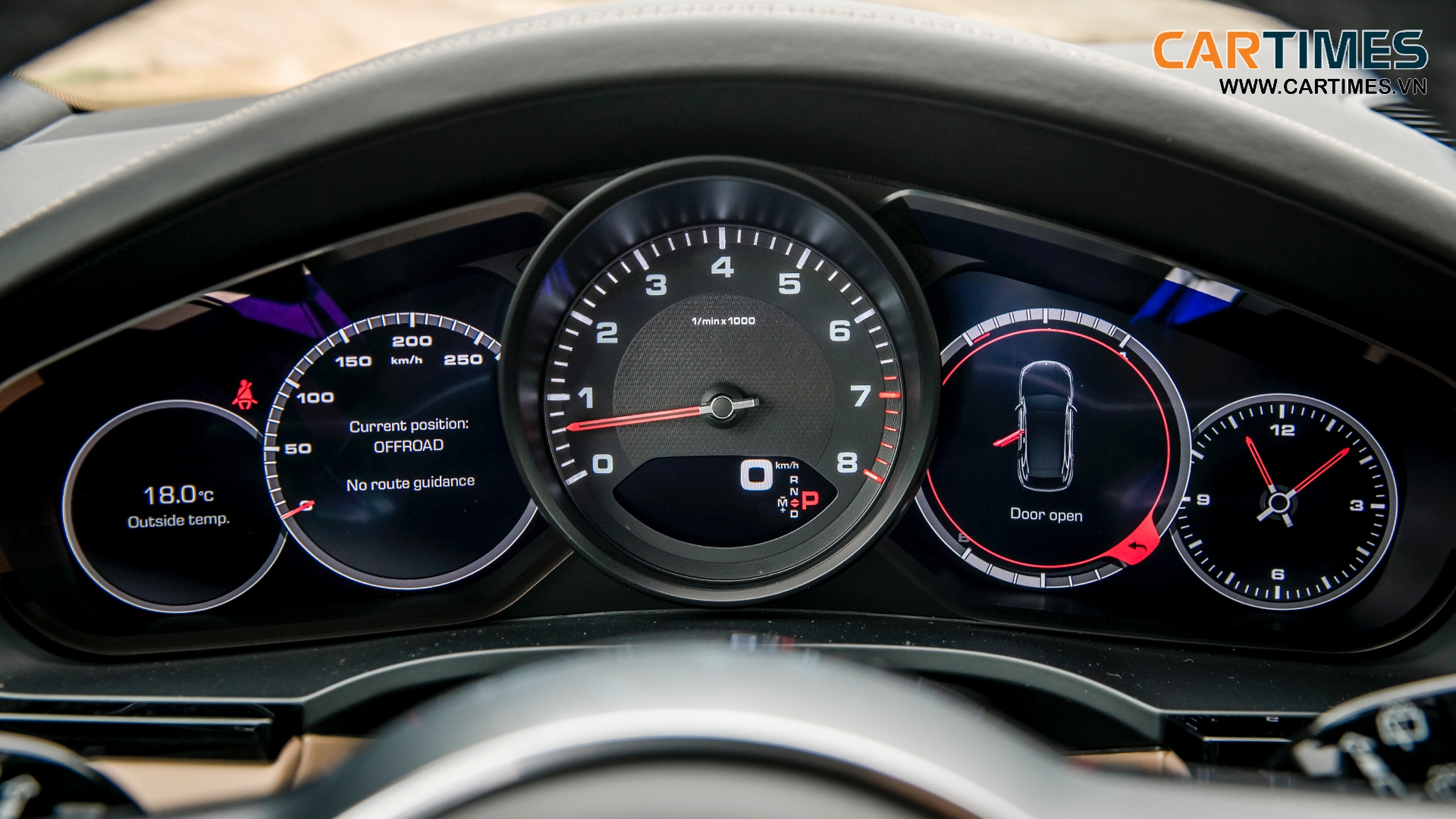 Cụm đồng hồ hiển thị trên Porsche Cayenne