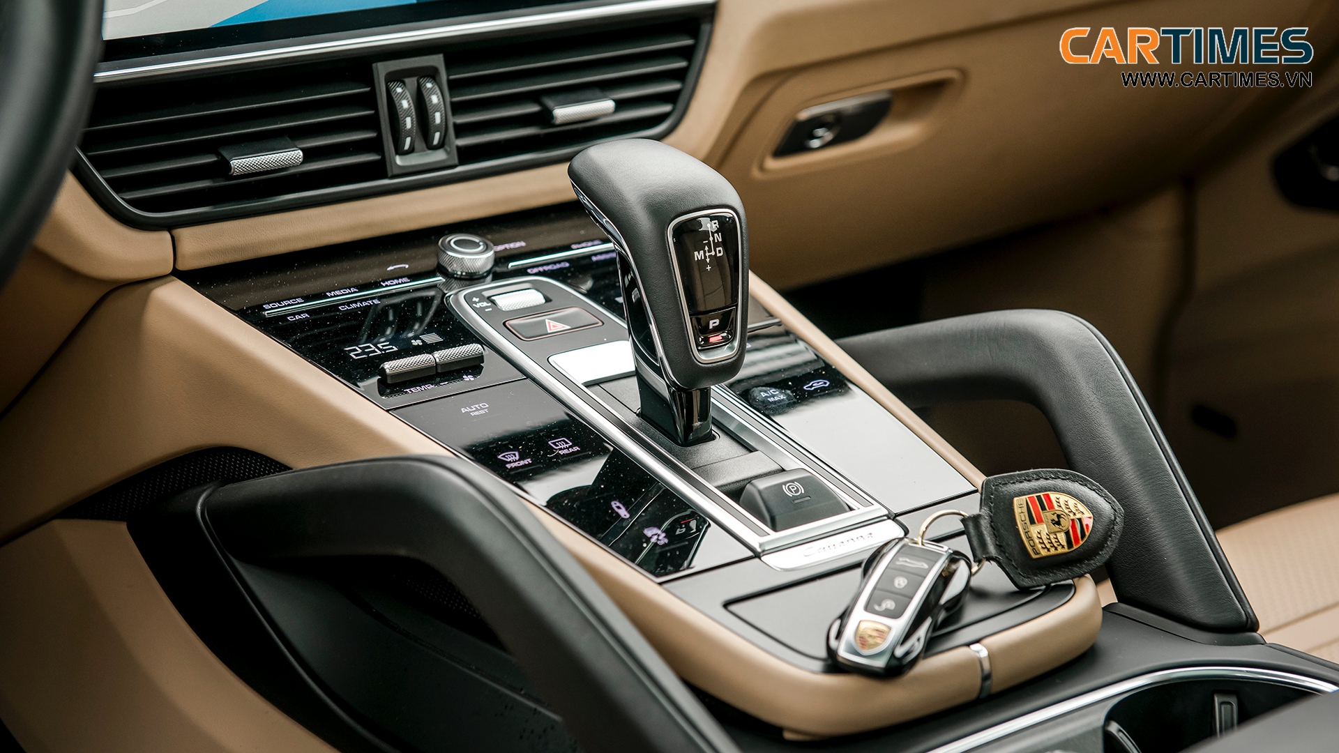 Khu vực điều khiển trung tâm của Porsche Cayenne