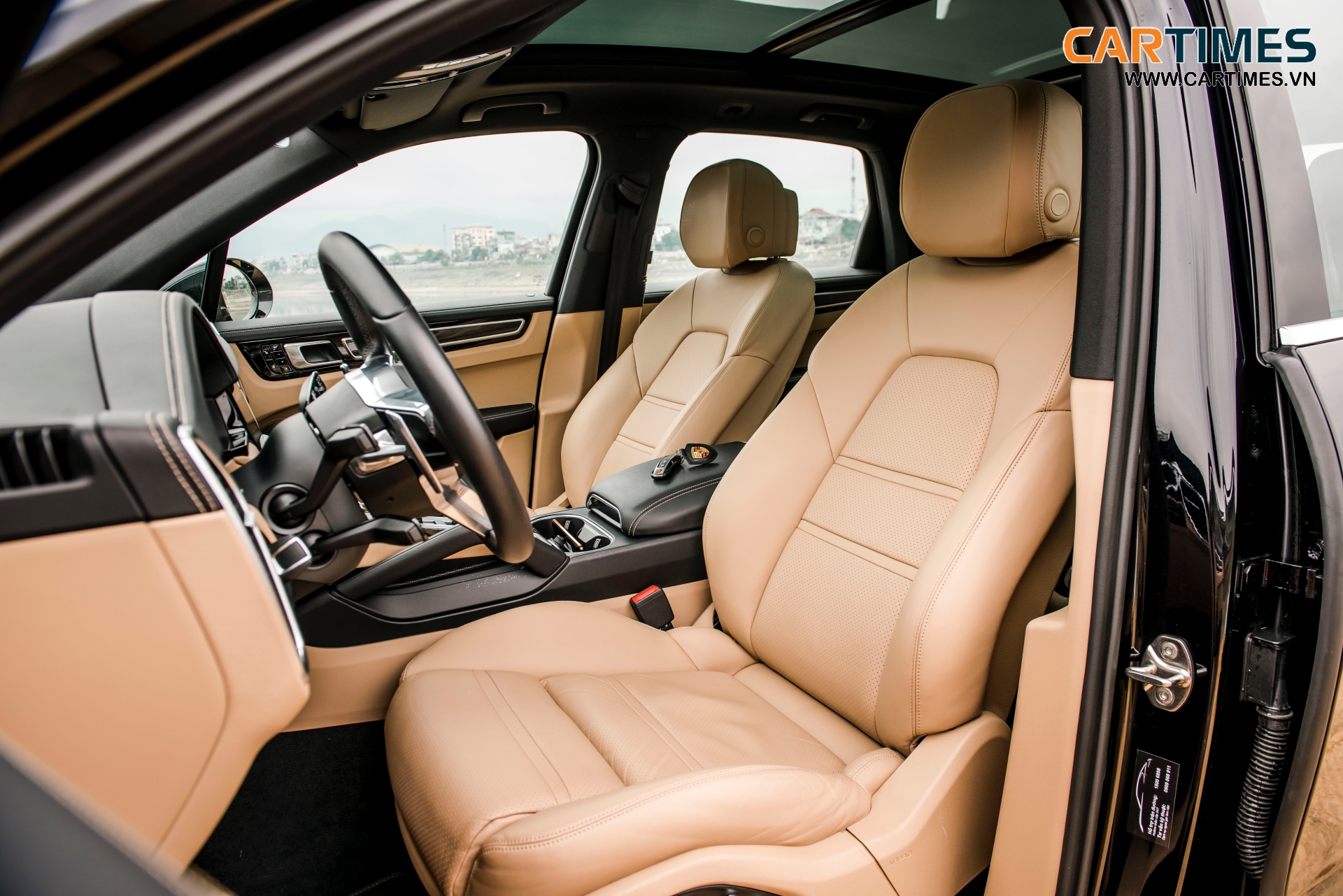 Hàng ghế trước trên Porsche Cayenne