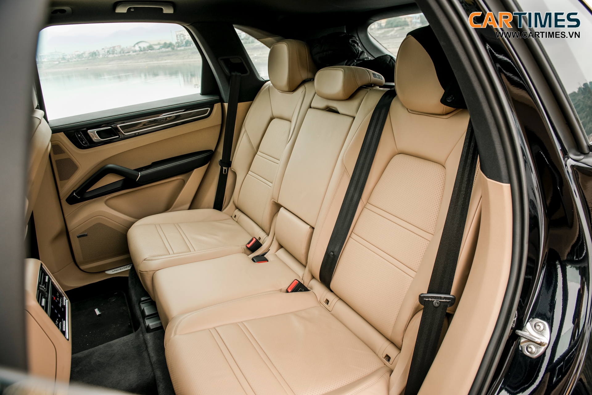 Hàng ghế sau trên Porsche Cayenne