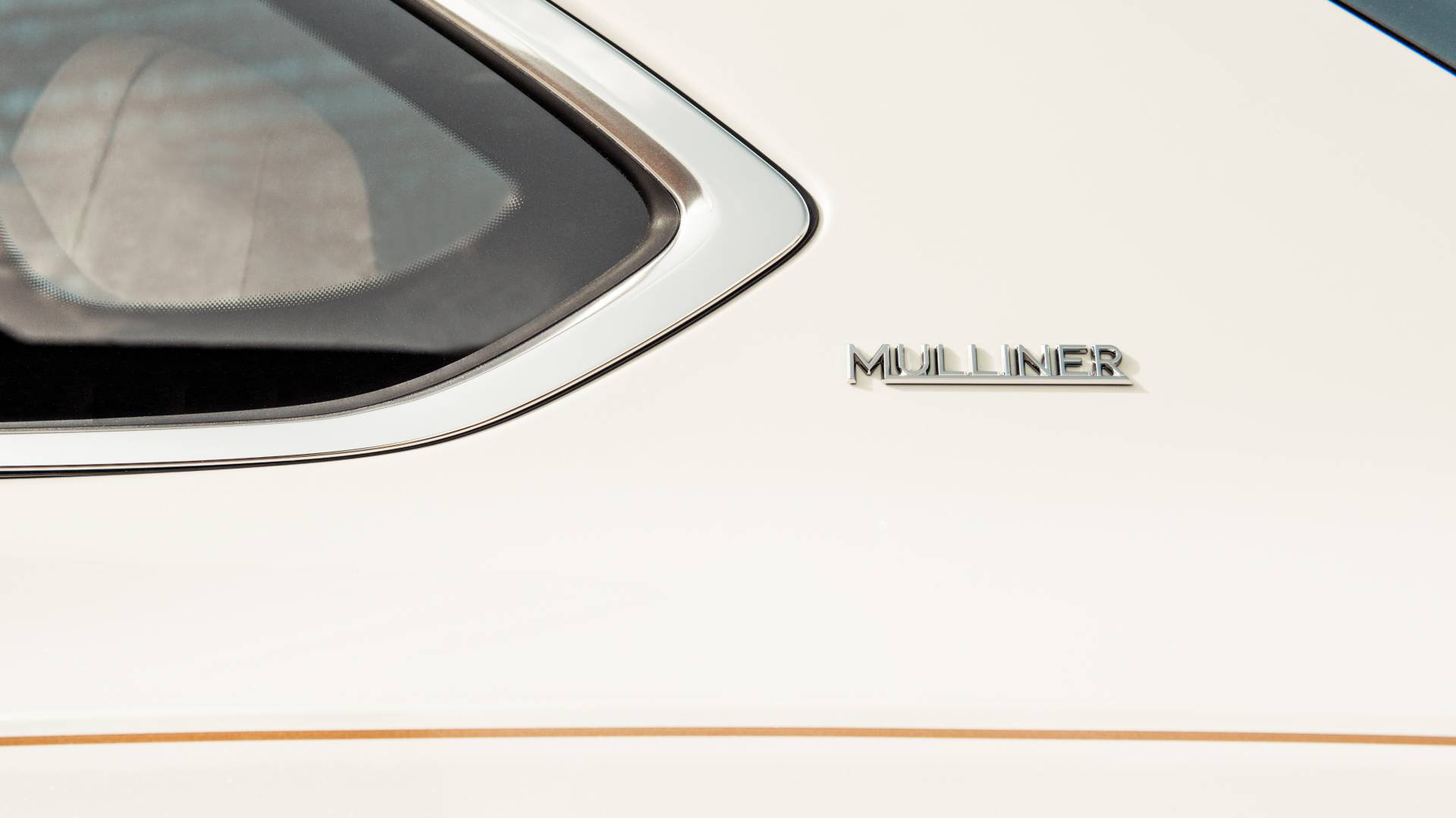 Logo Mulliner trên trụ D
