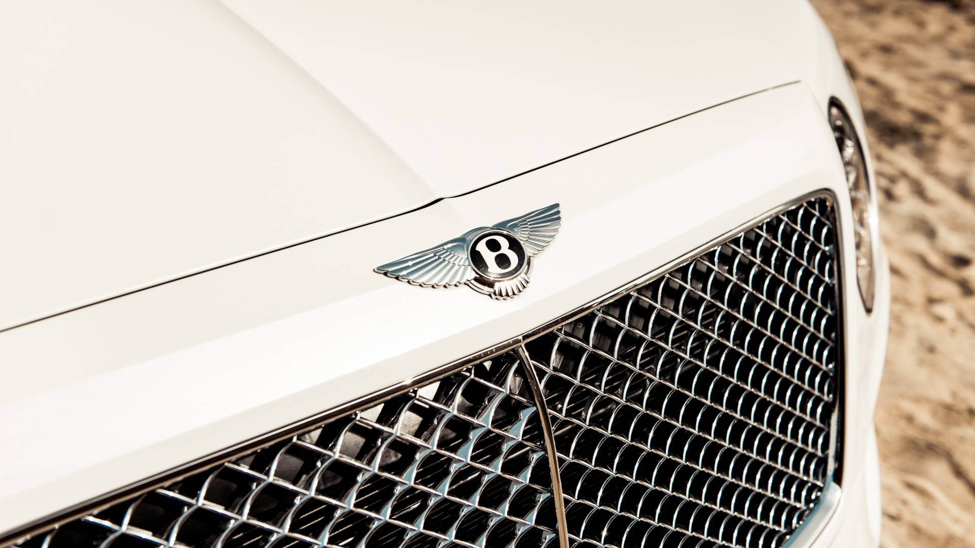 Thiết kế màu sơn trắng ngọc trai của Bentley Bentayga Pearl of the Gulf