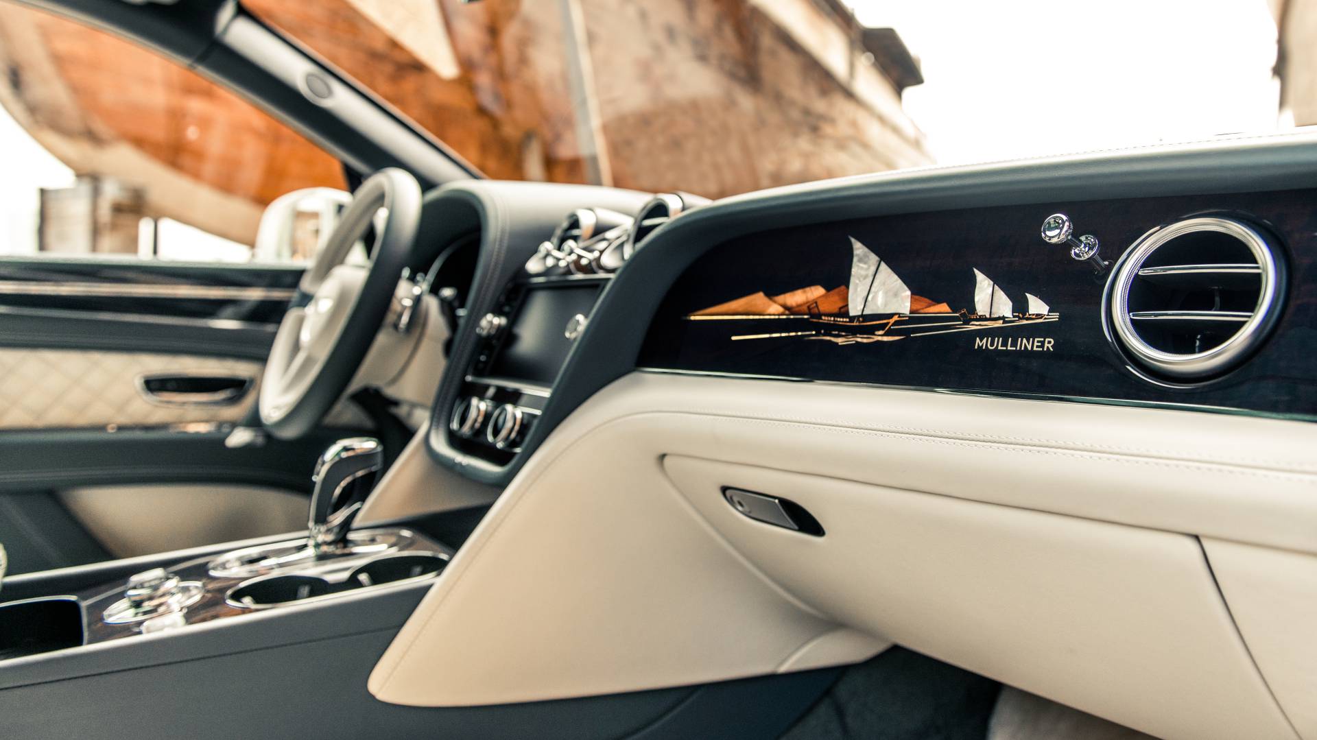 Tác phẩm khảm trai trên Bentley Bentayga Pearl of the Gulf