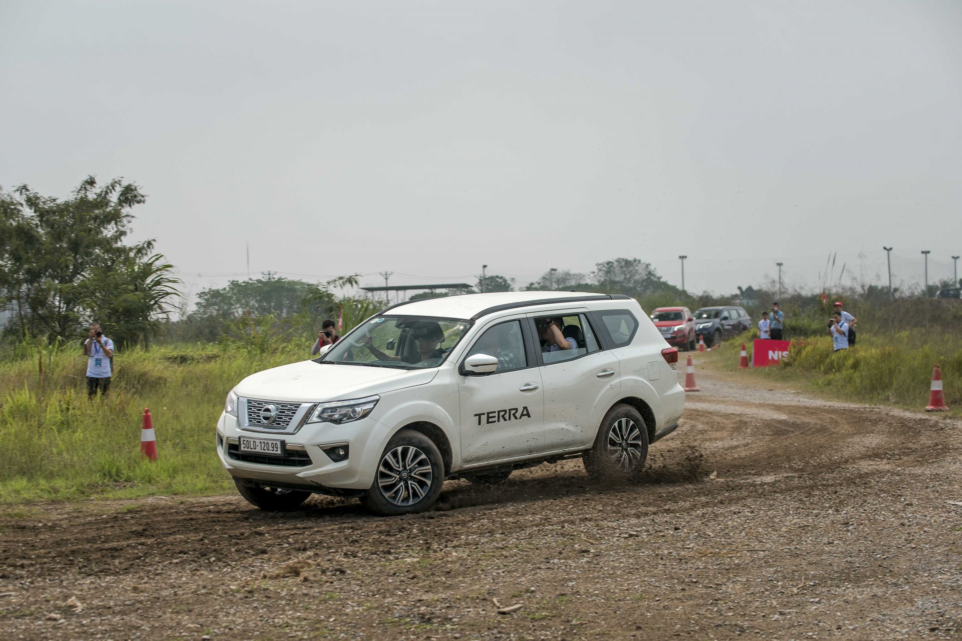 Pha đánh lái như phim của Nissan Terra nhưng cũng giúp người lái cảm nhận chiếc xe rất an toàn