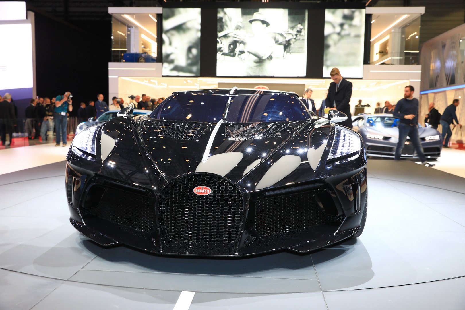 Xe Bugatti La Voiture Noire sẽ mất 2 năm để ra đời phiên bản hoàn chỉnh