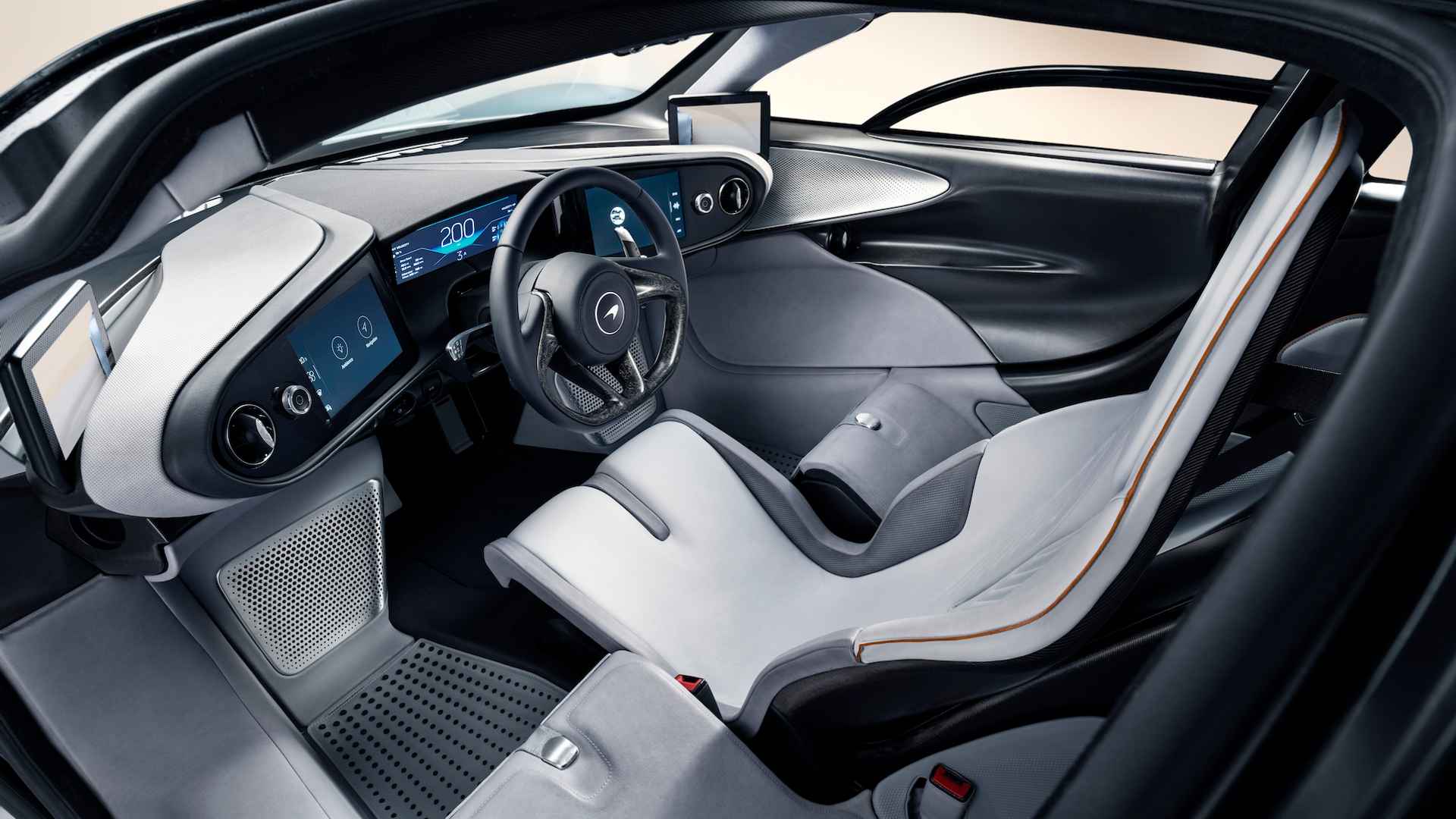 Khoang cabin McLaren Speedtail với bố cục 3 chỗ ngồi
