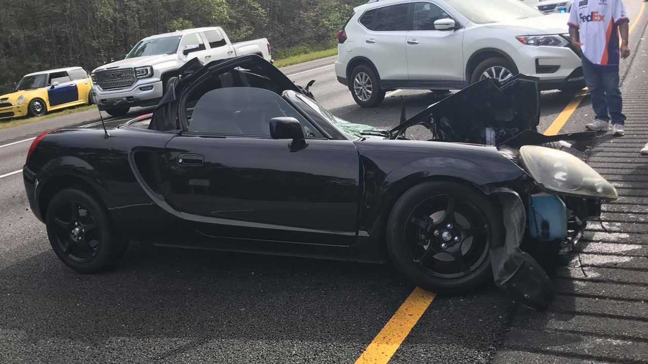 Toyota MR2 Spyder tan nát sau tai nạn nhưng tài xế bình an vô sự