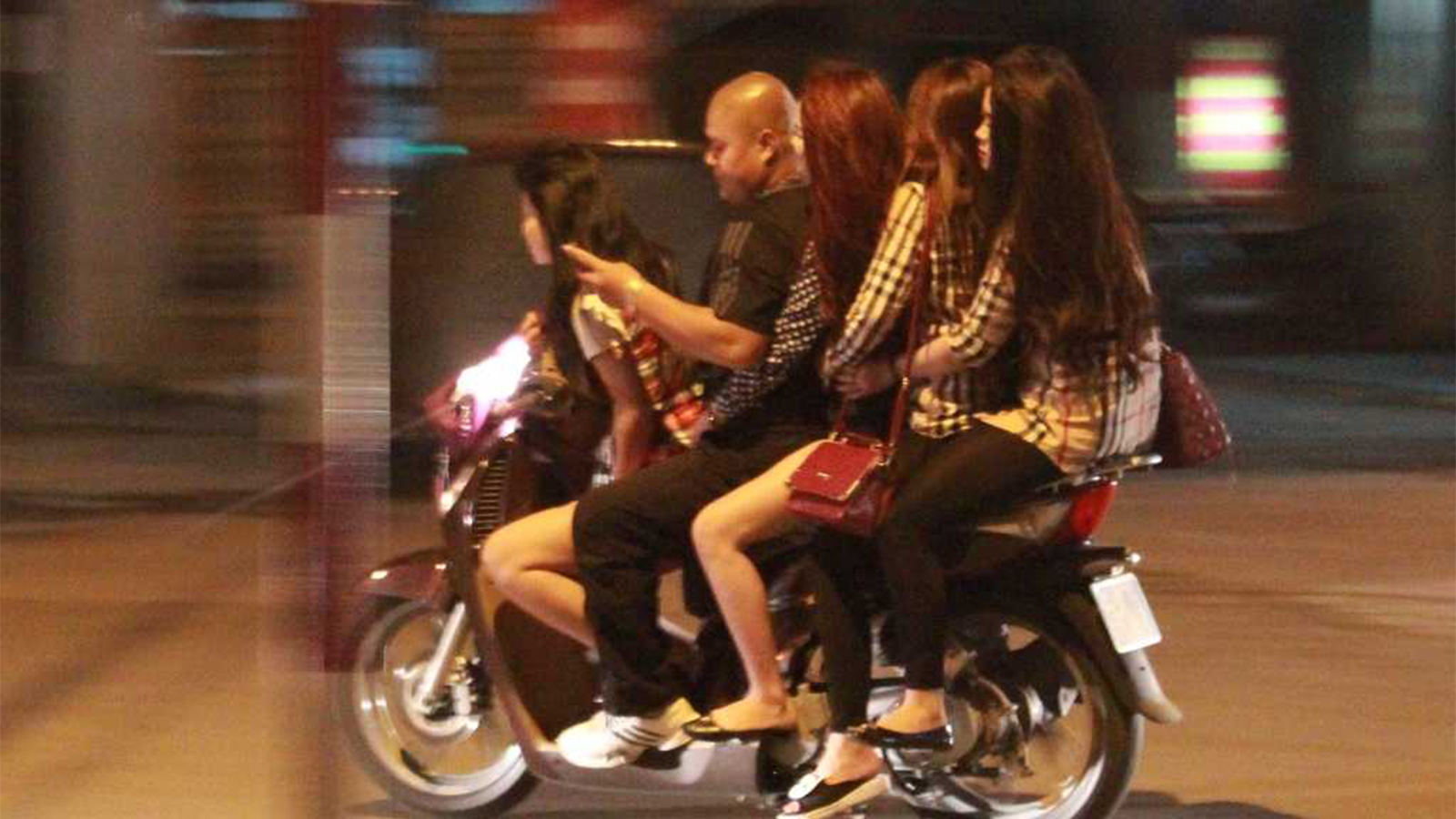 Xe máy chở gái ngành