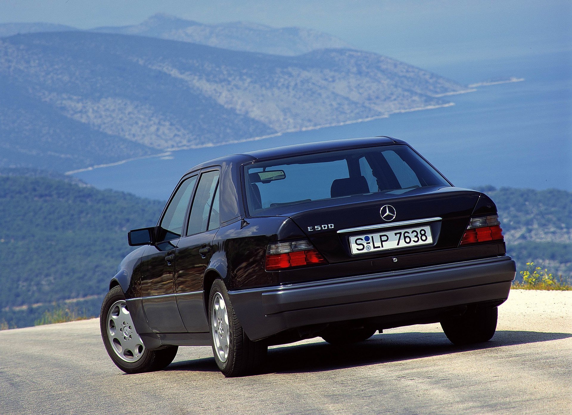 Đuôi xe Mercedes-Benz E500