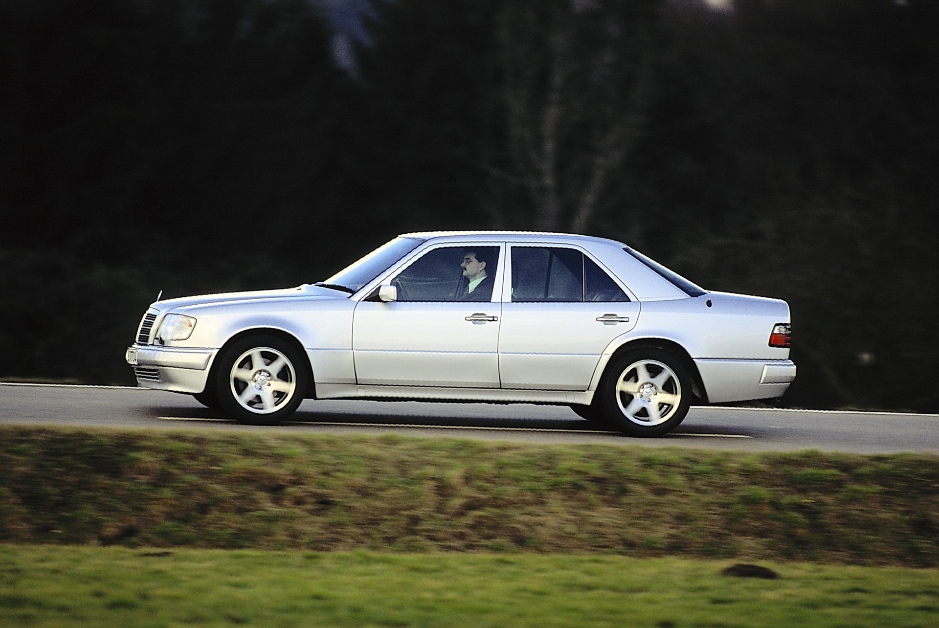 Thiết kế bên hông Mercedes-Benz E500 Limited