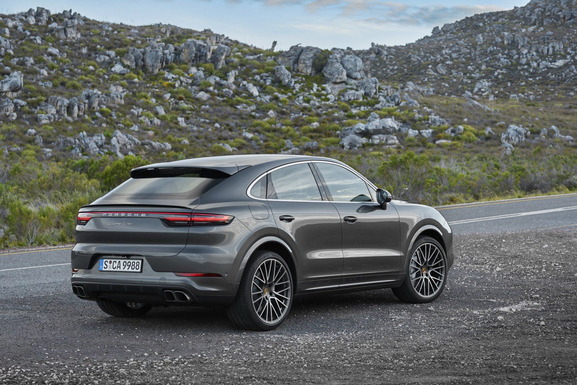 Thiết kế phía sau xe Porsche Cayenne Coupe 2020