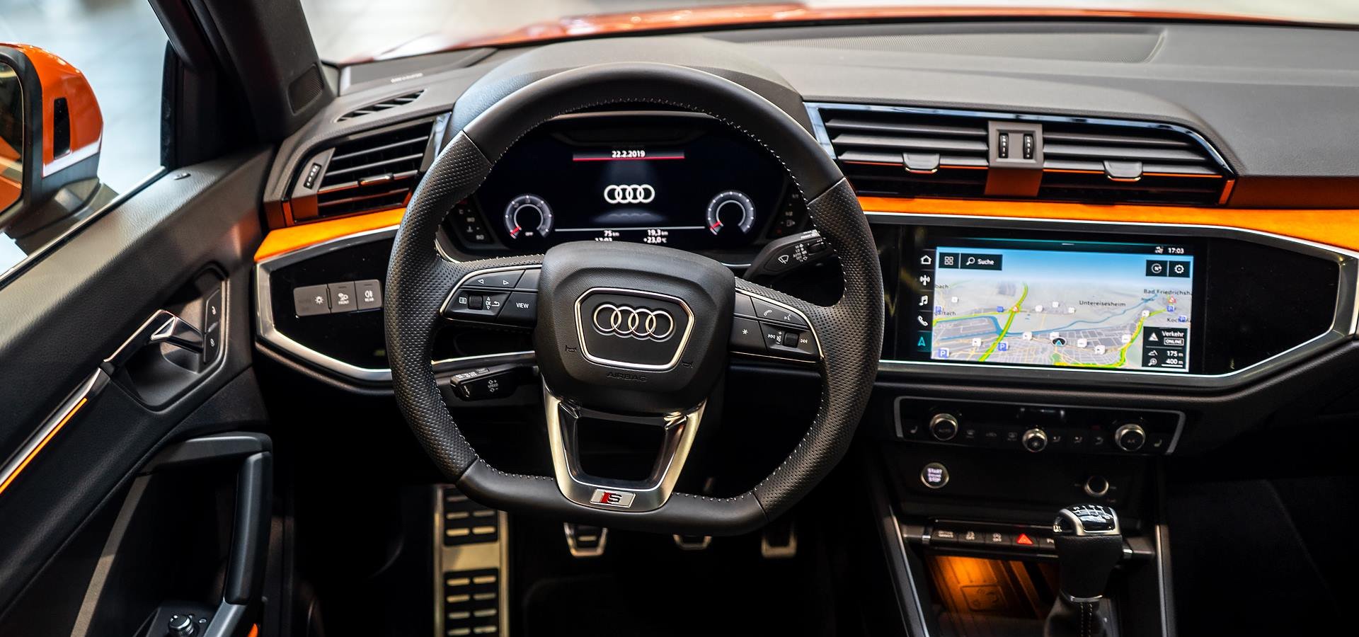 Thiết kế vô lăng vát đáy của xe Audi Q3 35 TID quattro