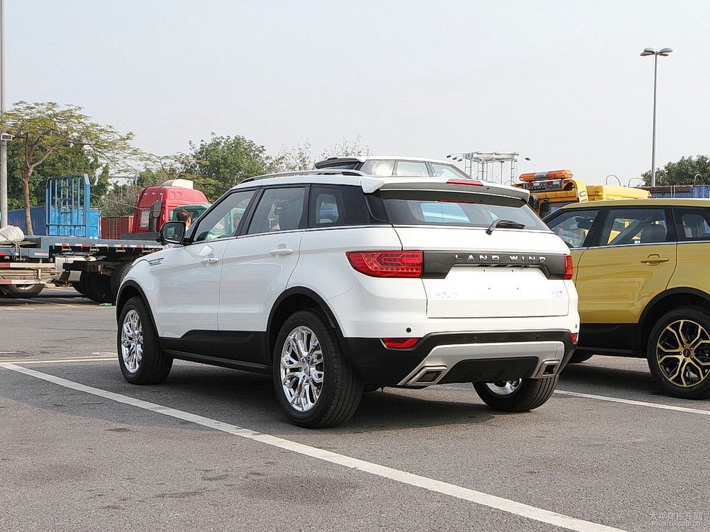 Thiết kế đuôi xe Landwind X7