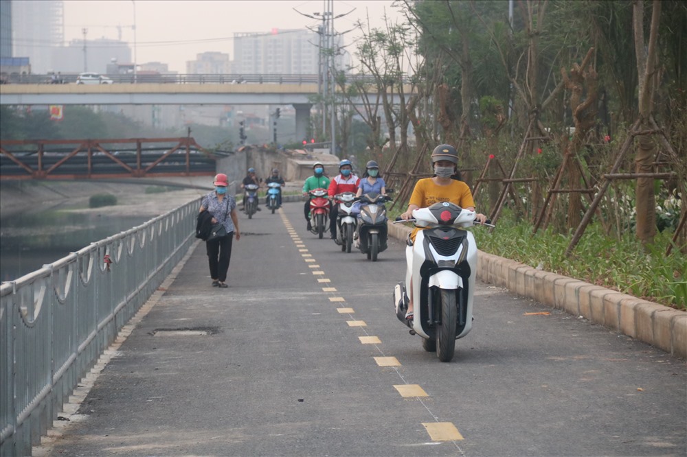 Đường đi xe đạp, đi bộ ở bờ sông Tô Lịch vừa mở đã bị xe máy đi vào