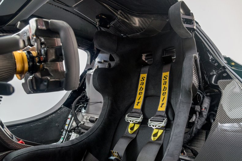 Thiết kế ghế đơn trên xe McLaren P1 GTR