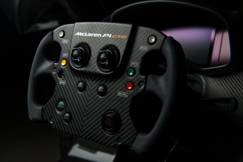 Thiết kế vô lăng trên xe McLaren P1 GTR