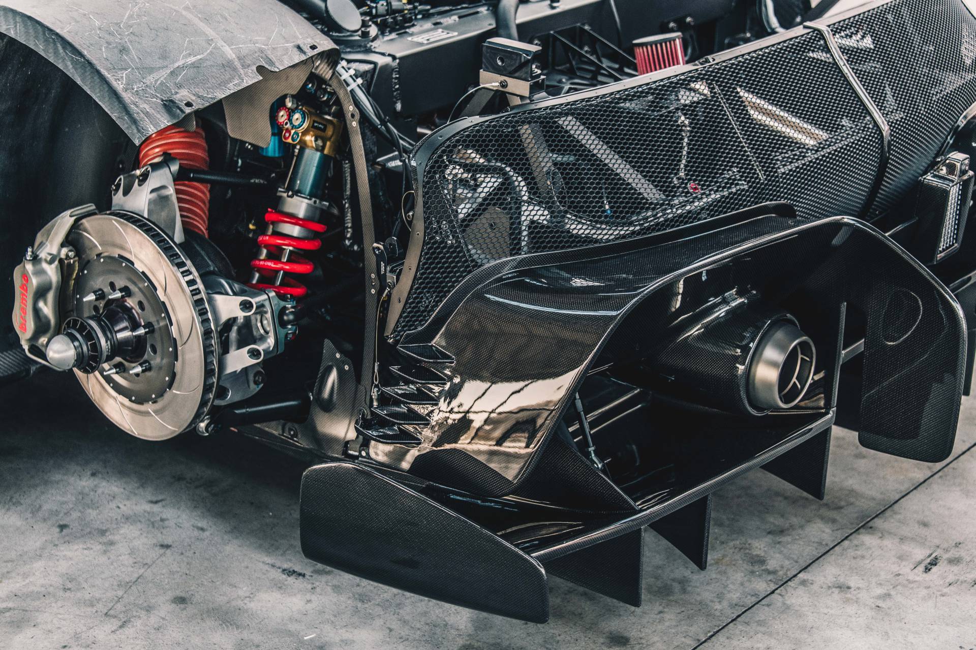 Thiết kế phía sau khoang động cơ xe Ferrari P80/C