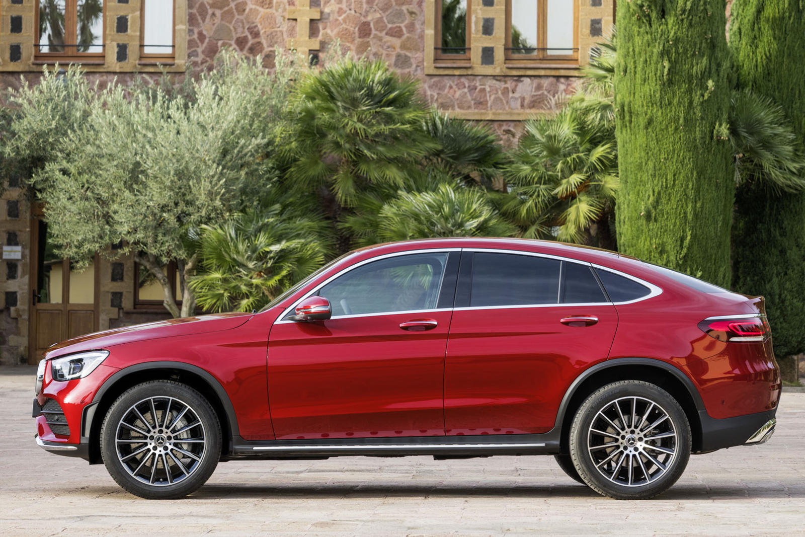 Thiết kế thân xe Mercedes-Benz GLC Coupe 2020