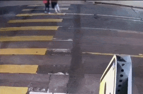 Khoảnh khắc bố cứu con gái thoát 'tử thần' trước đầu xe điên