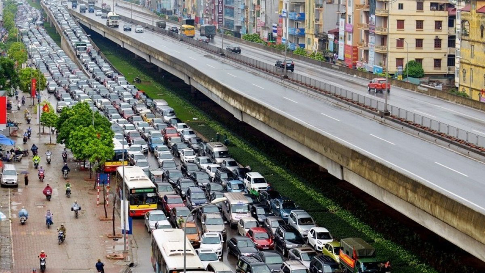 Ô tô chiếm làn xe máy, hay xe máy chiếm làn ô tô?