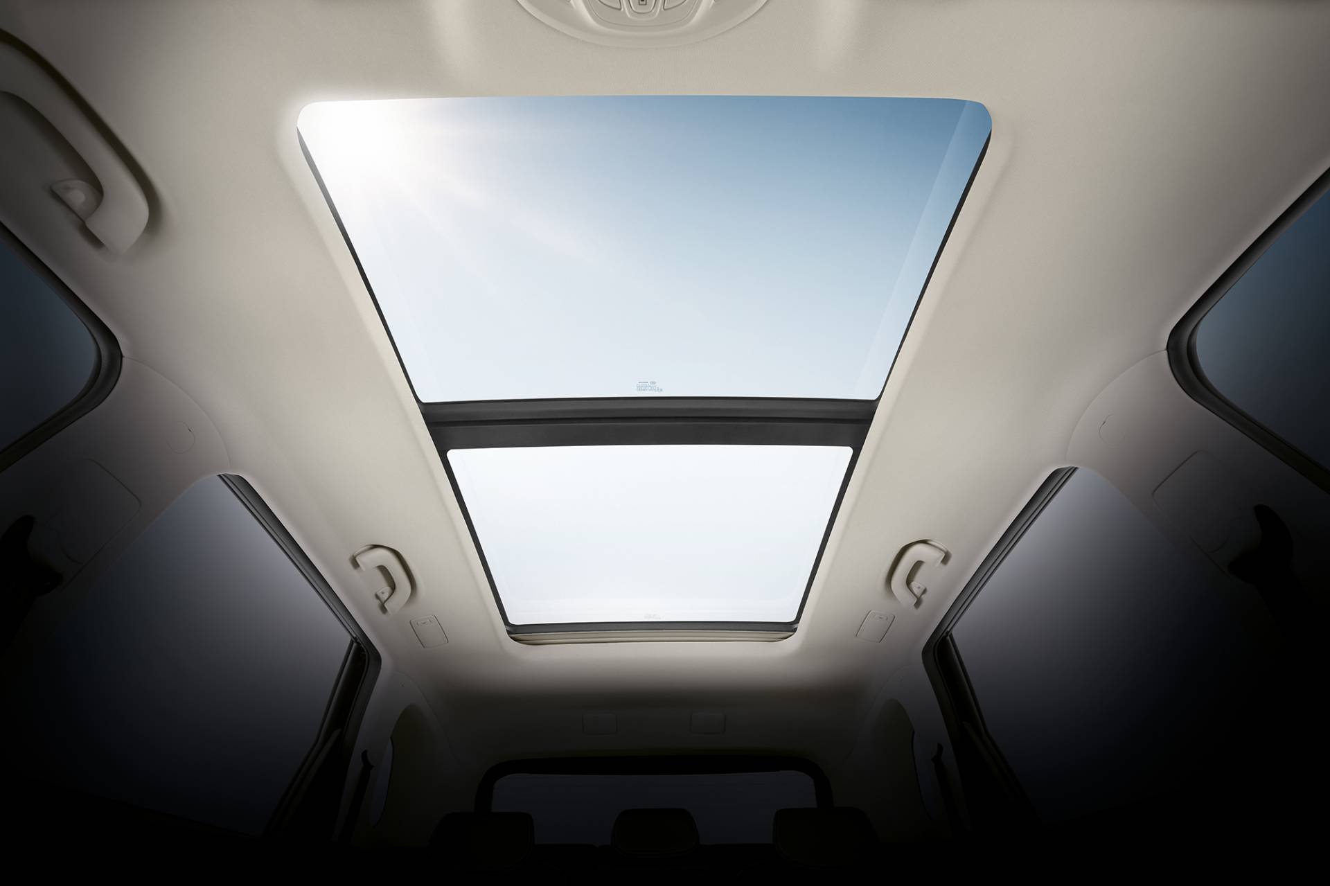 Cửa sổ trời toàn cảnh của xe Chevrolet Captiva