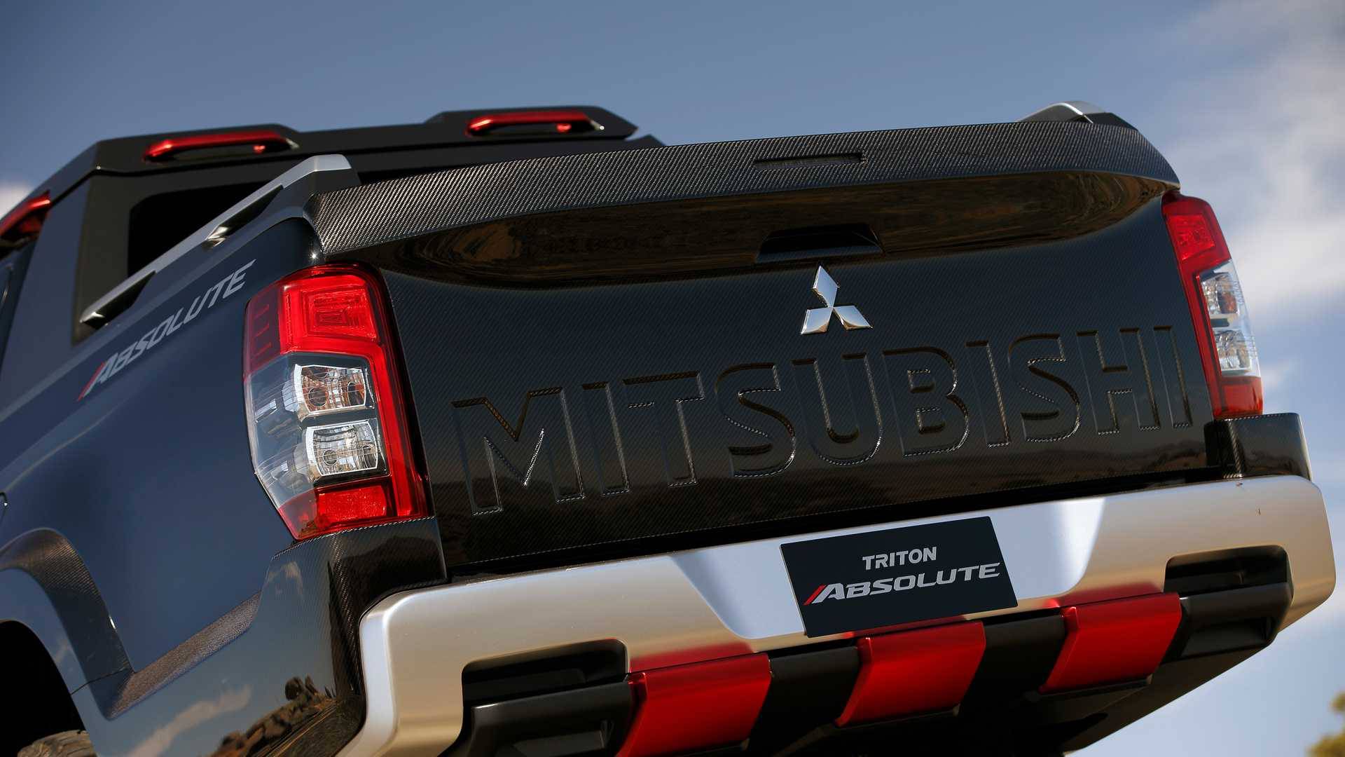 Nắp thùng xe Mitsubishi Triton Absolute được ốp thêm sợi carbon