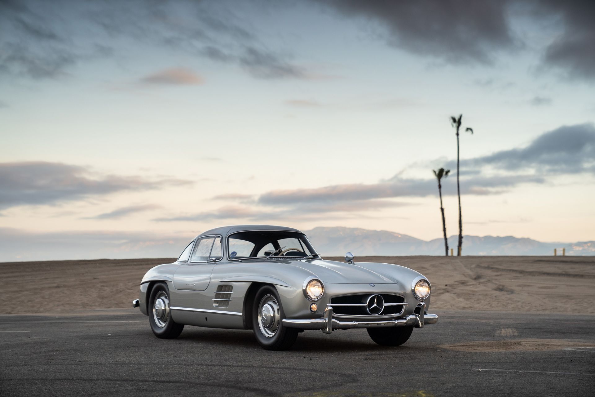 Mercedes-Benz 300 SL Gullwing là mẫu xe huyền thoại với cửa mở kiểu cánh chim