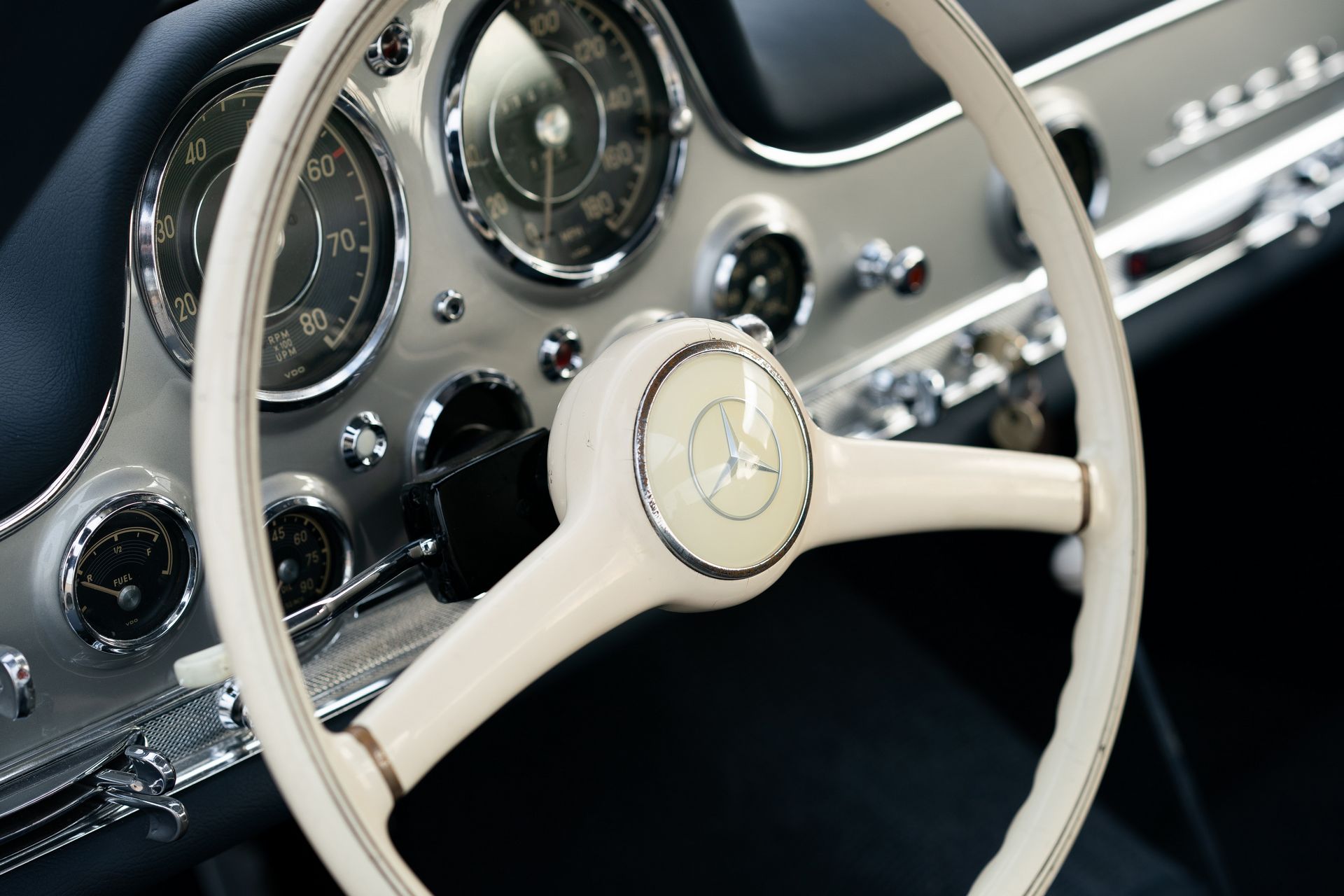 Vô lăng 2 chấu bọc da trên xe Mercedes-Benz 300 SL Gullwing