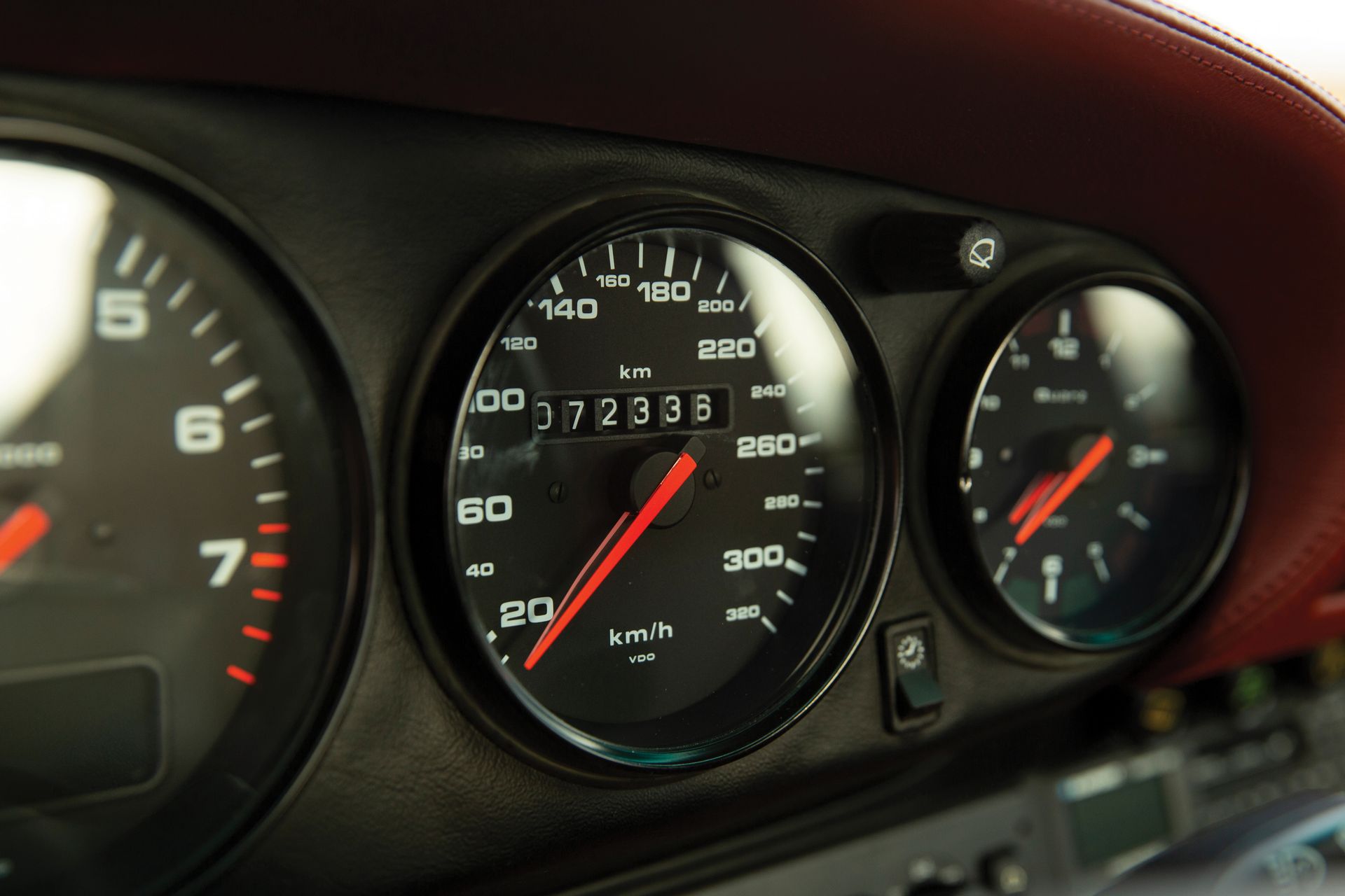 Đồng hồ hiển thị của xe Porsche 911 993 Turbo 1994
