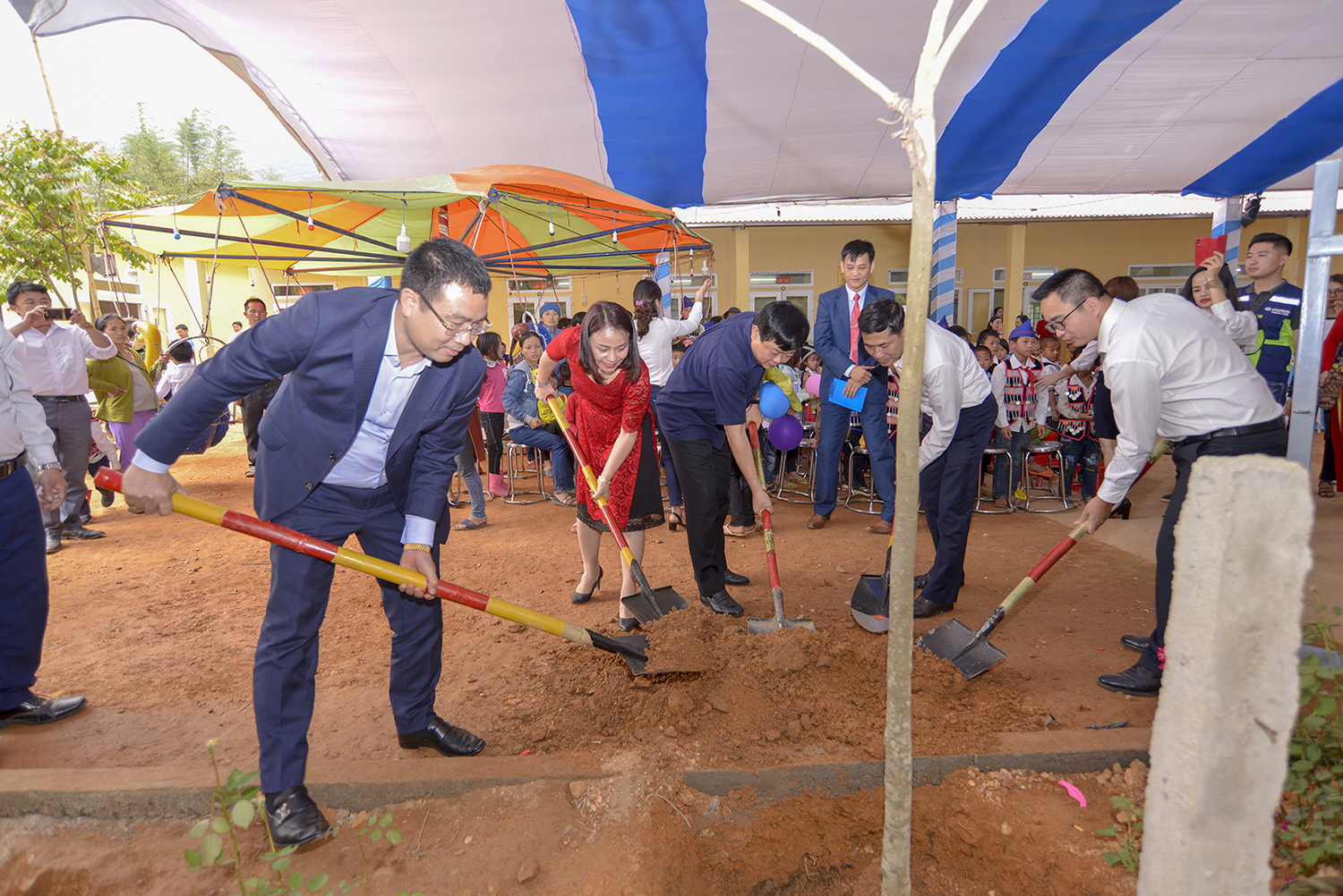 Các lãnh đạo trồng cây lưu niệm tại điểm trường