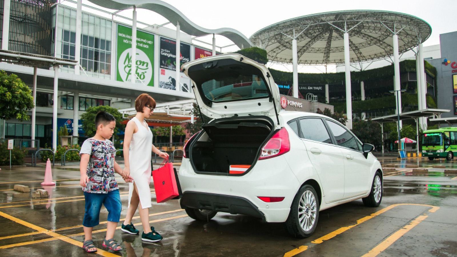 Một trong những tiêu chí mua xe quan trọng của phụ nữ là xe phải để được nhiều đồ
